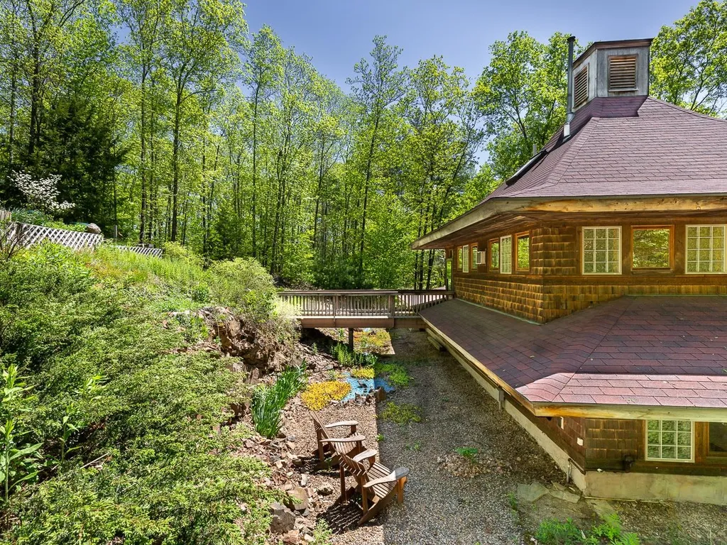 83 Chester Road Raymond NH 03077