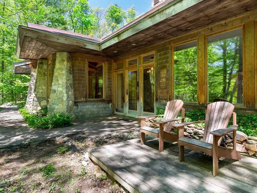 83 Chester Road Raymond NH 03077