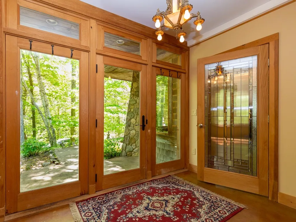 83 Chester Road Raymond NH 03077