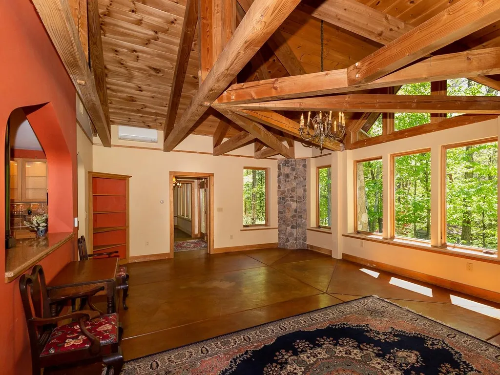 83 Chester Road Raymond NH 03077