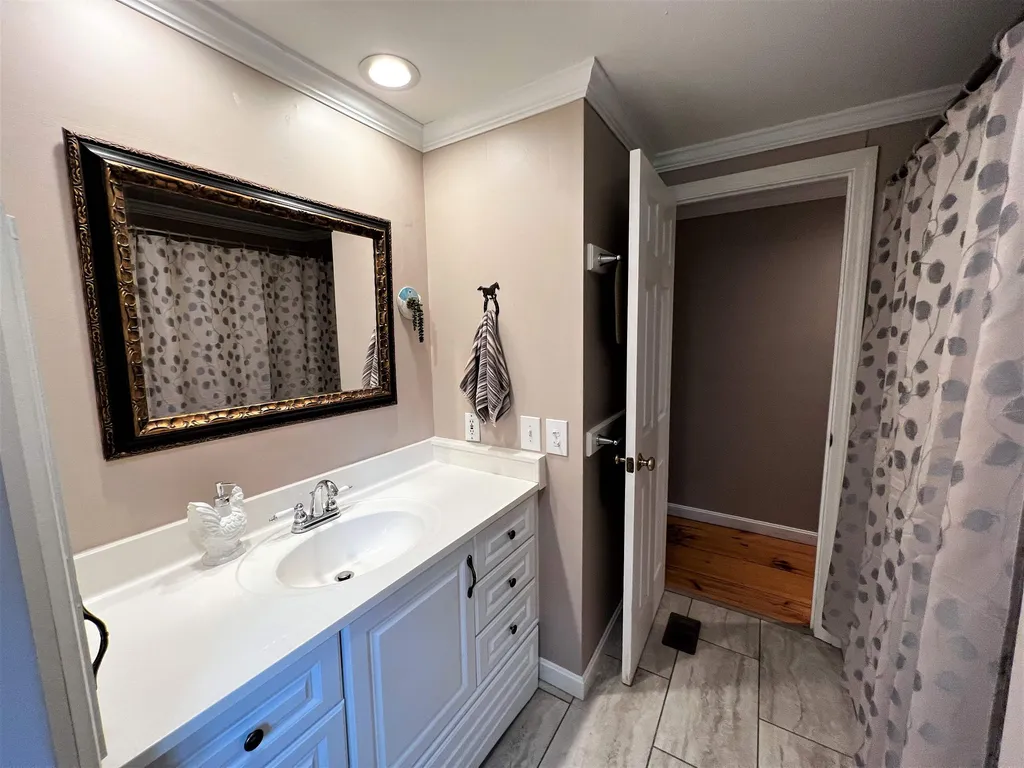 697 Fremont Road Chester NH 03036