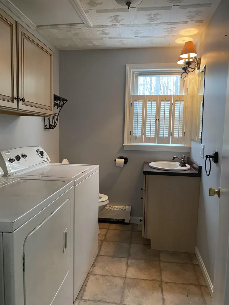 19 Dyson Drive Salem NH 03079