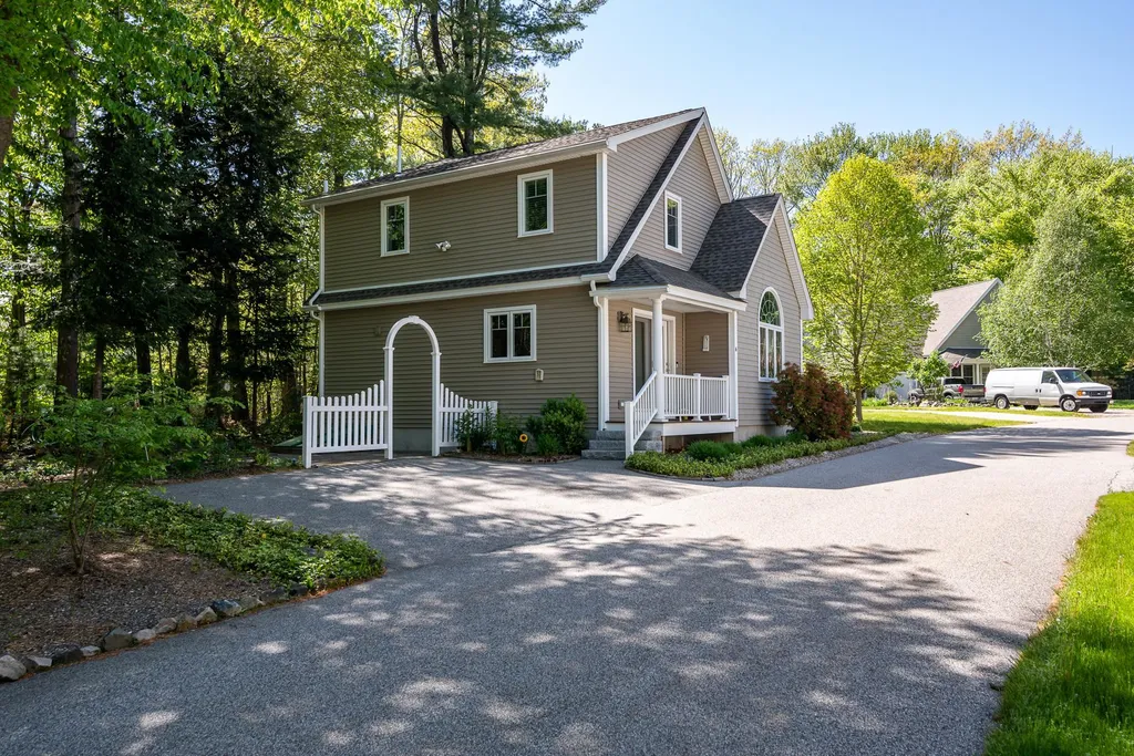 6 Izzy Lane Kittery ME 03904