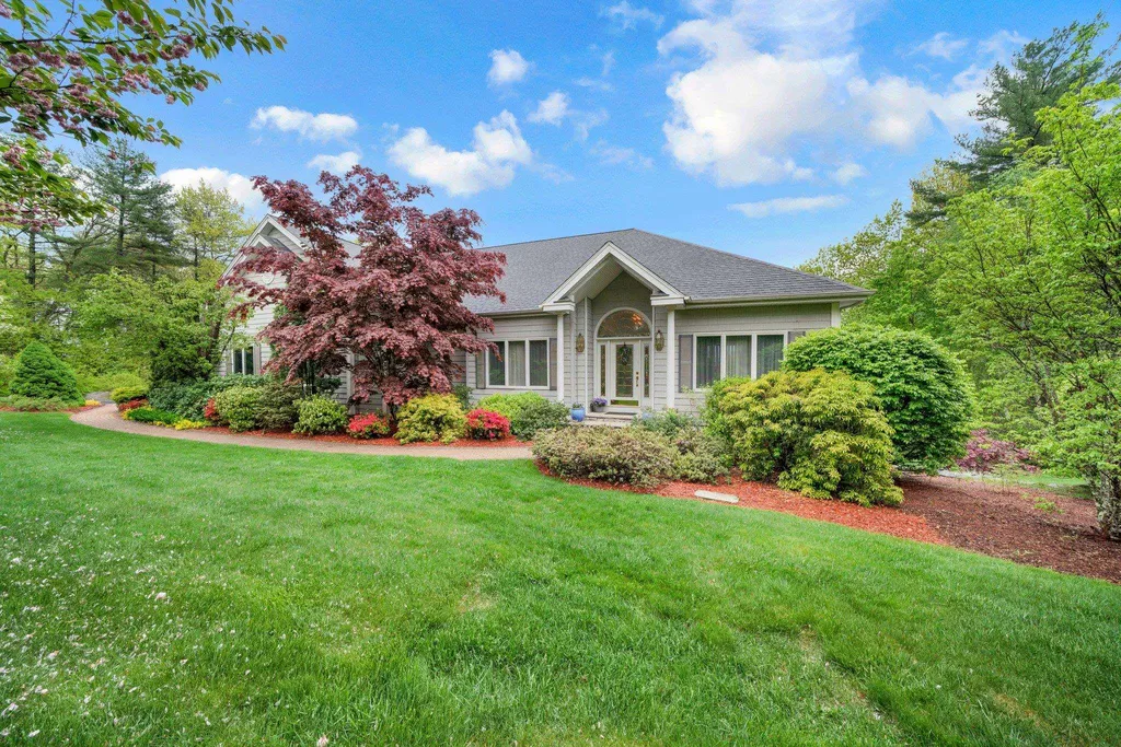 8 Ledgewood Drive Londonderry NH 03053