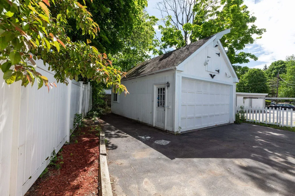 29 Manchester Street Nashua NH 03064