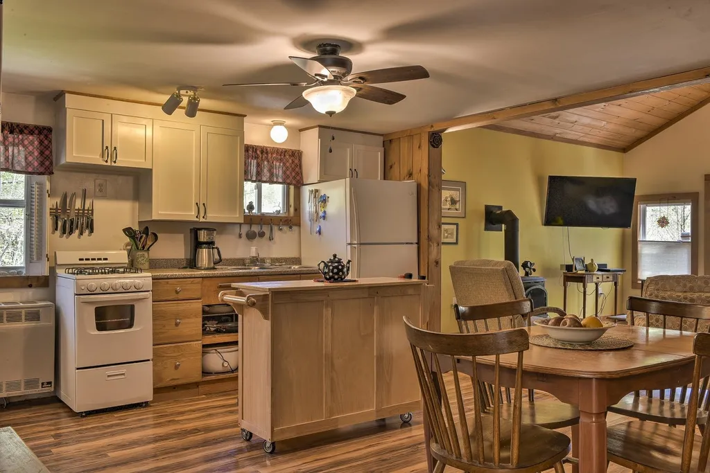 10 Murdough Road Stoddard NH 03464