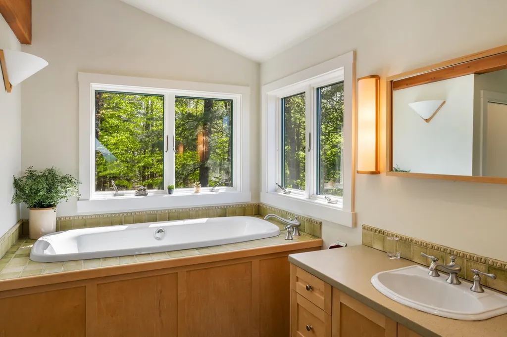 161 Smith Pond Road Enfield NH 03748