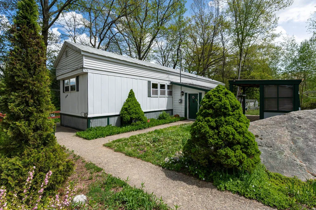 17 Whitten Road Milford NH 03055
