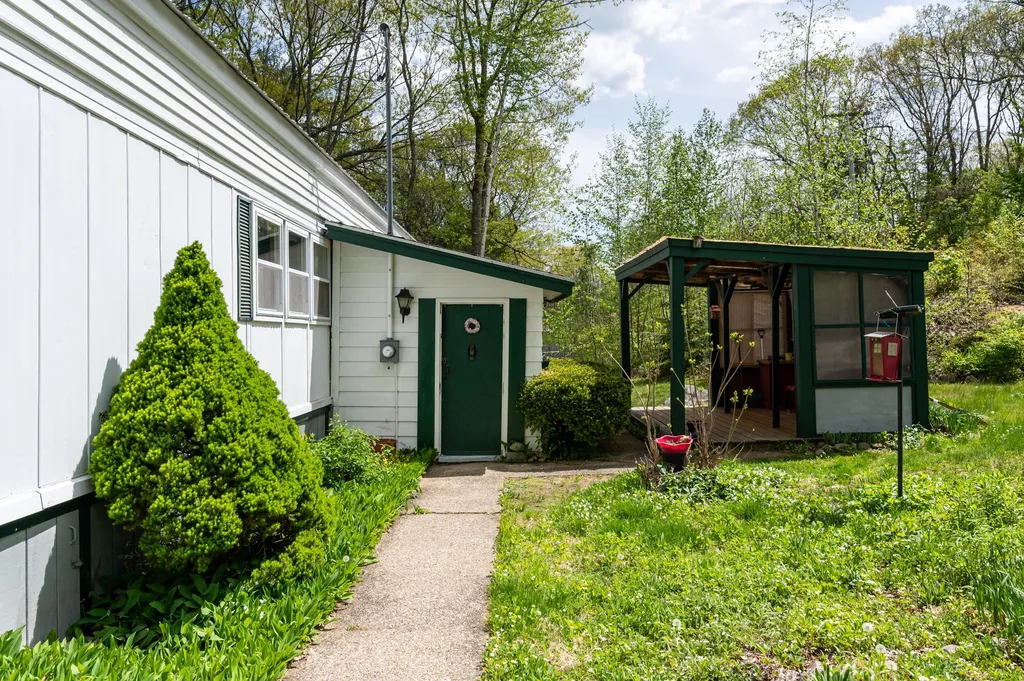 17 Whitten Road Milford NH 03055