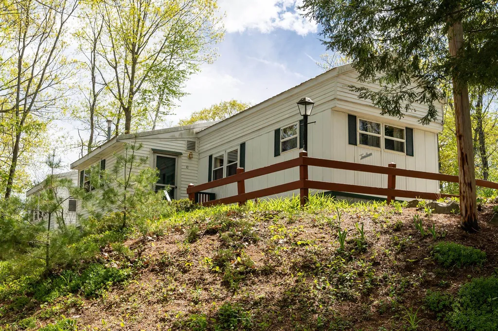 17 Whitten Road Milford NH 03055