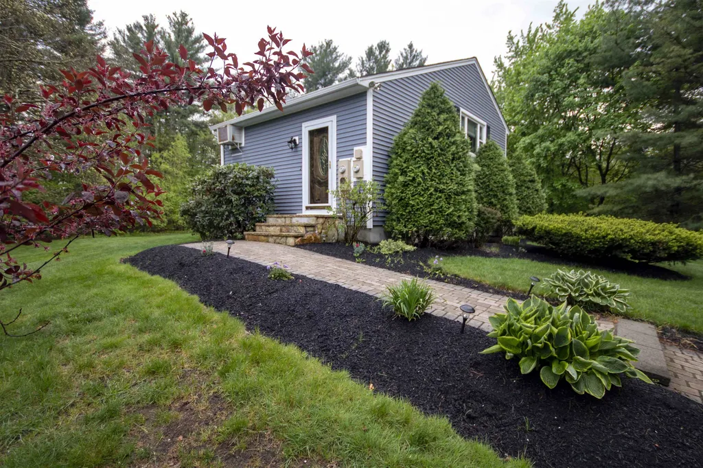 41 Charleston Avenue Londonderry NH 03053