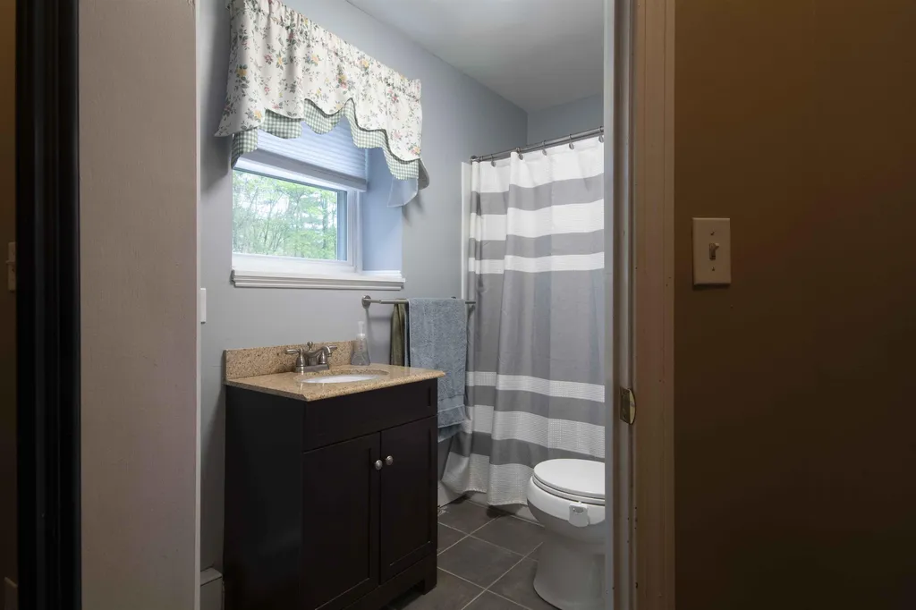 41 Charleston Avenue Londonderry NH 03053