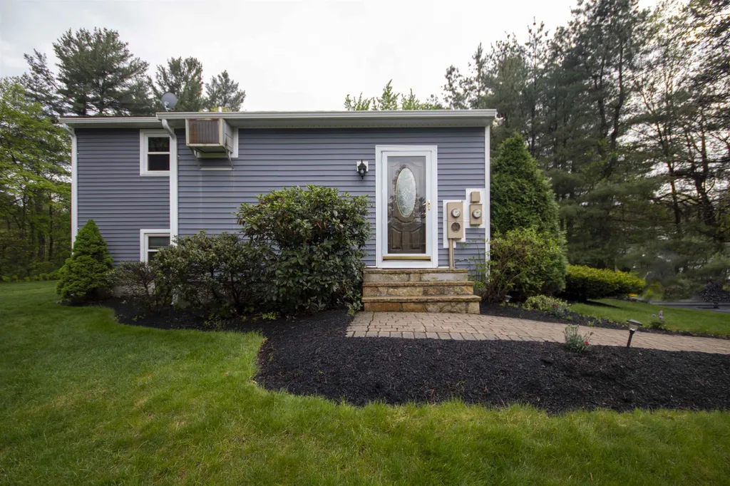 41 Charleston Avenue Londonderry NH 03053