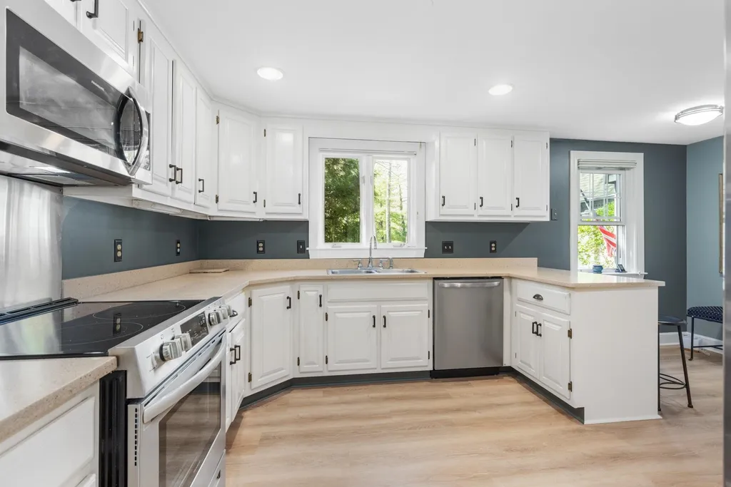 6 Minuteman Lane Exeter NH 03833