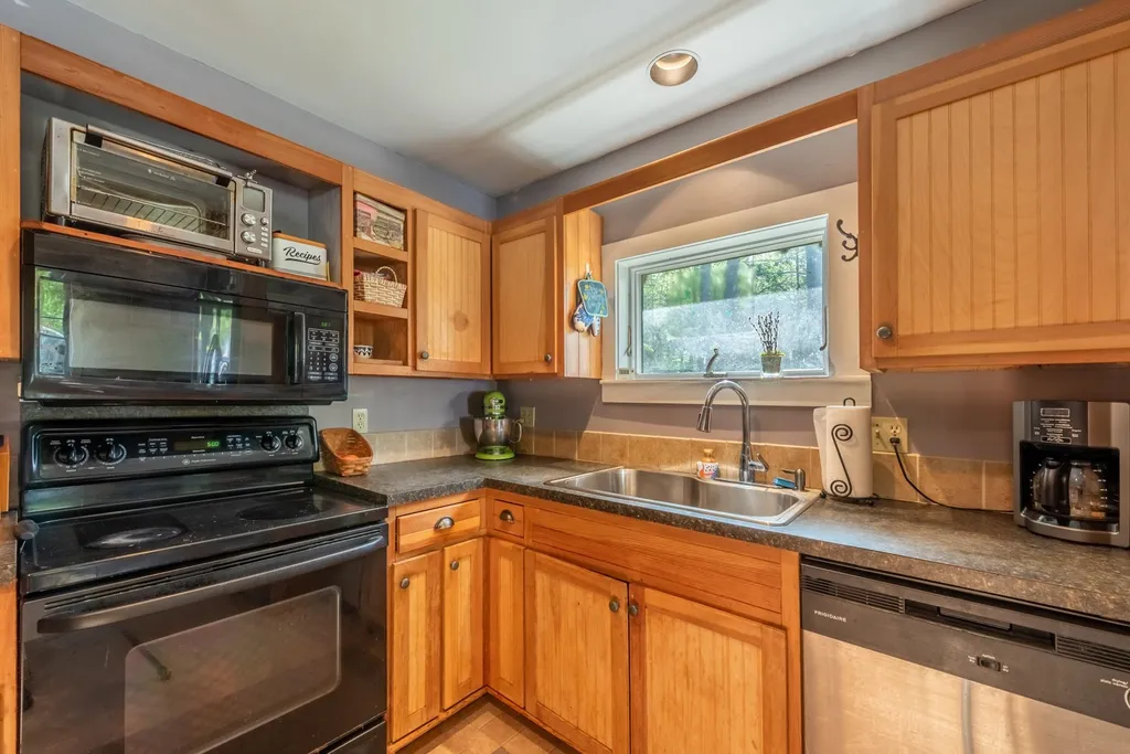 25 Sugarbush Lane Grafton NH 03240
