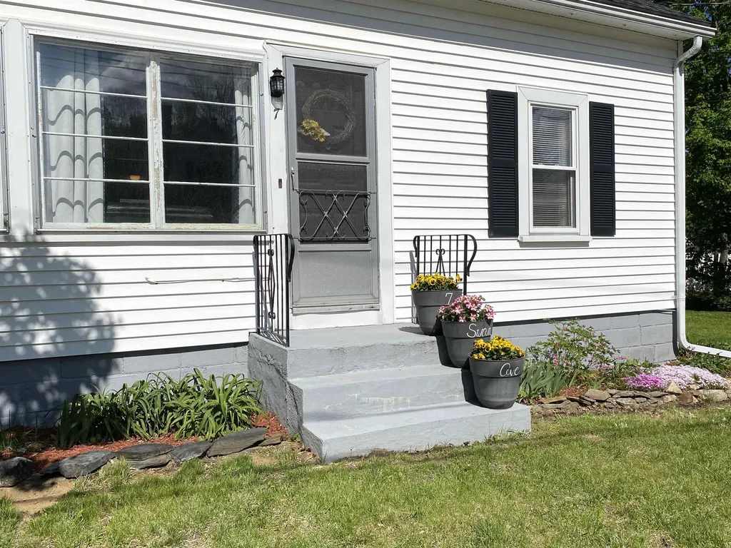 7 Swan Avenue Bedford NH 03110-5832