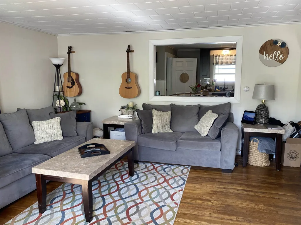 7 Swan Avenue Bedford NH 03110-5832