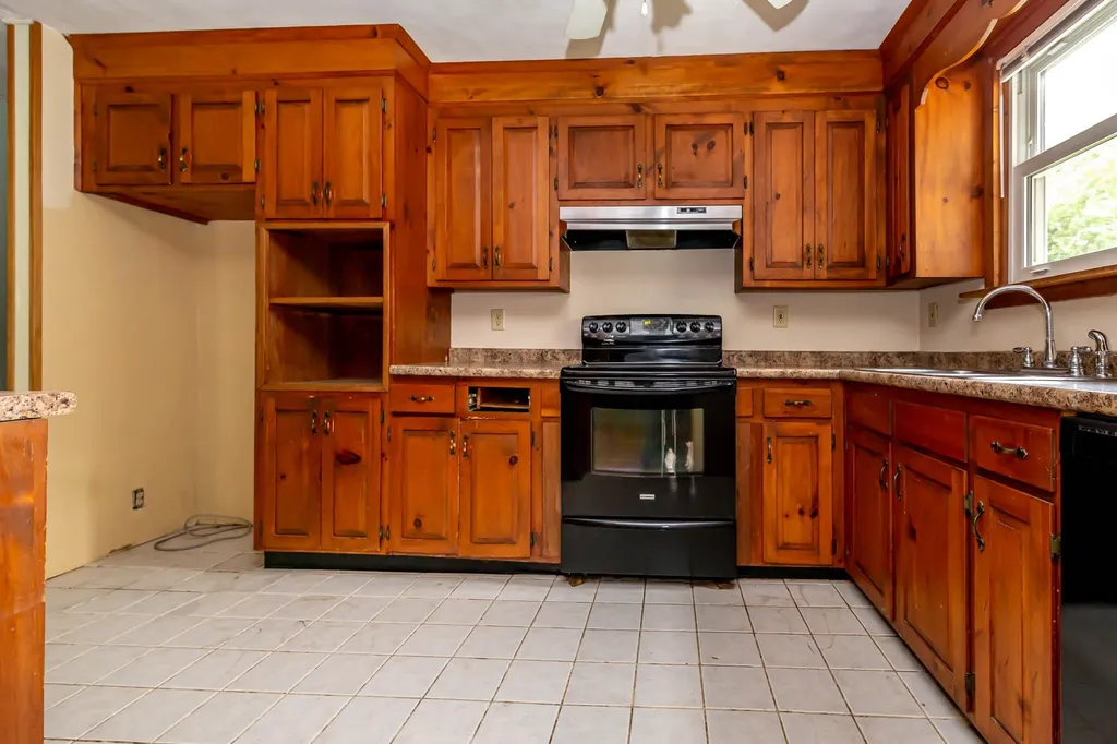 92 Hovey Road Londonderry NH 03053