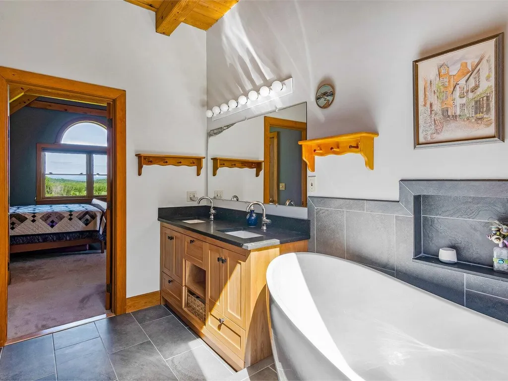 99 Mud Creek Lane Ferrisburgh VT 05456