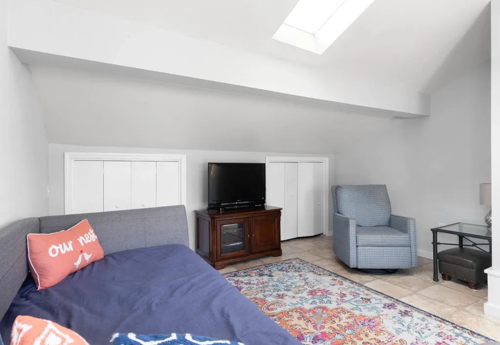 17 Oakwood Street Hudson NH 03051