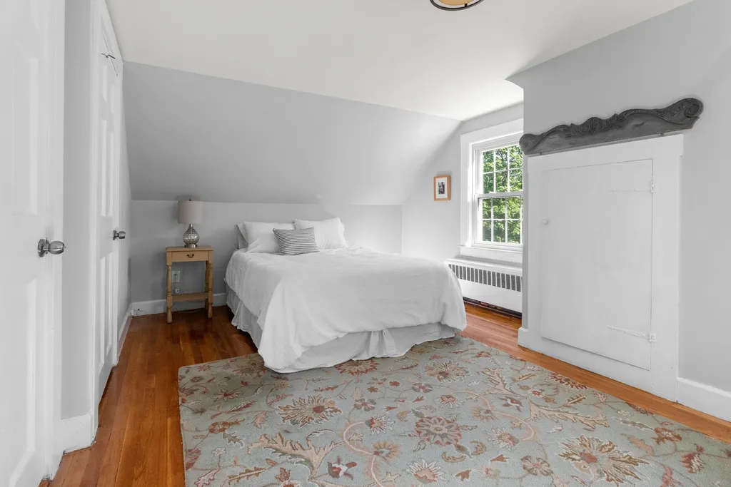 17 Oakwood Street Hudson NH 03051