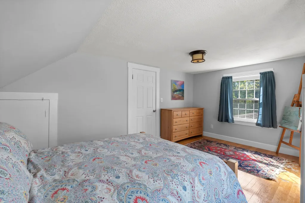 17 Oakwood Street Hudson NH 03051