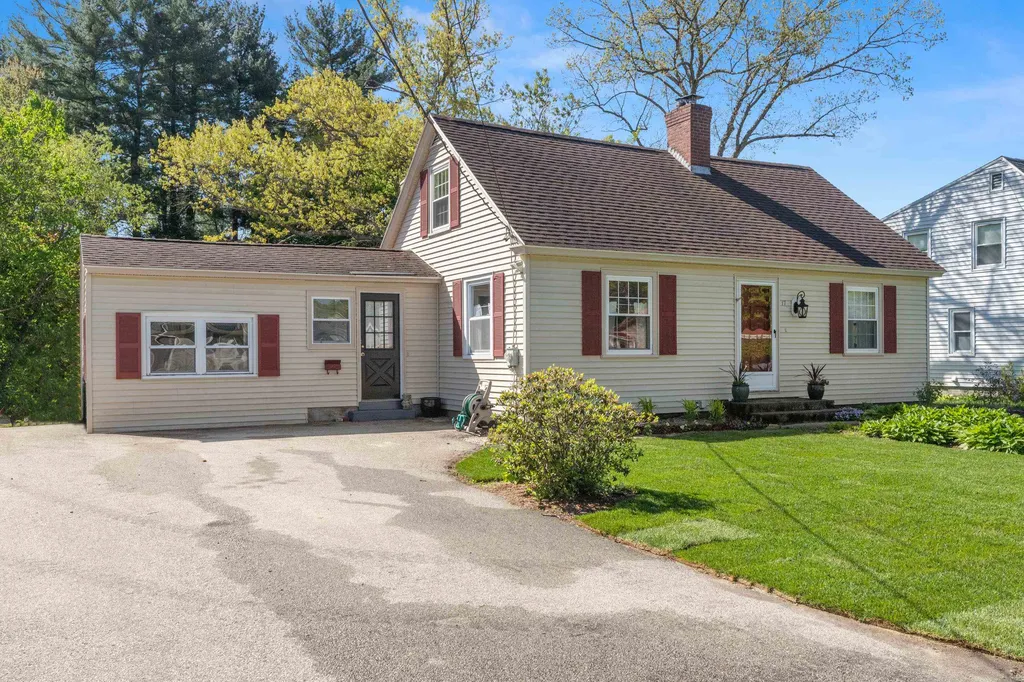 17 Oakwood Street Hudson NH 03051