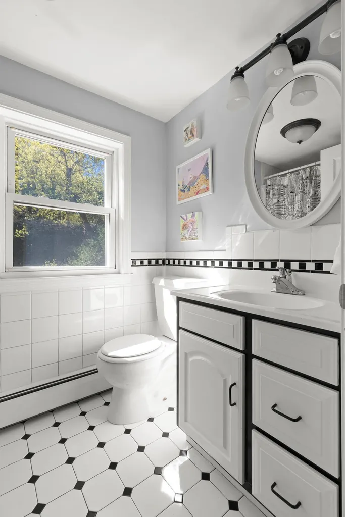 17 Oakwood Street Hudson NH 03051