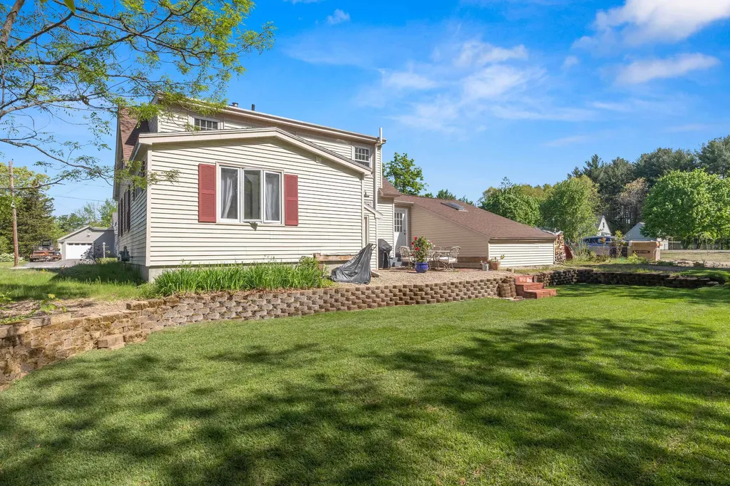 17 Oakwood Street Hudson NH 03051