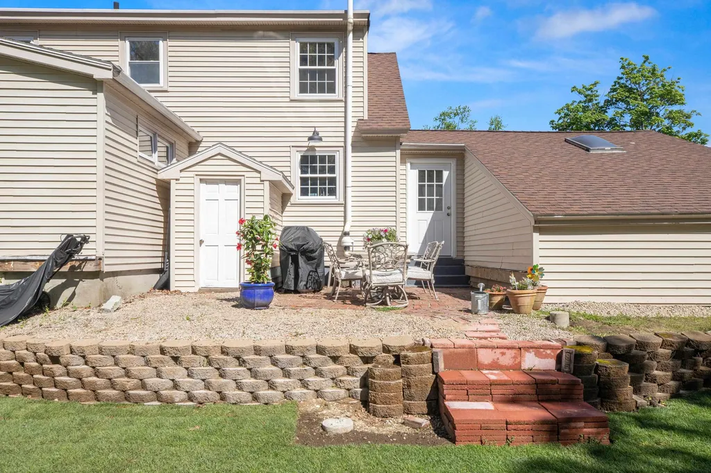 17 Oakwood Street Hudson NH 03051