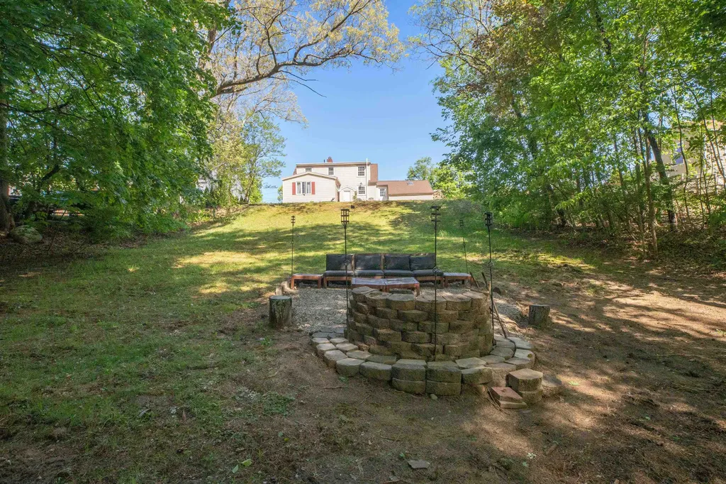 17 Oakwood Street Hudson NH 03051