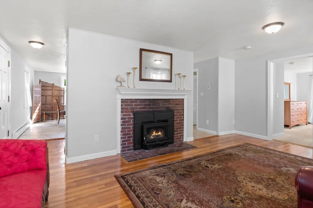 17 Oakwood Street Hudson NH 03051