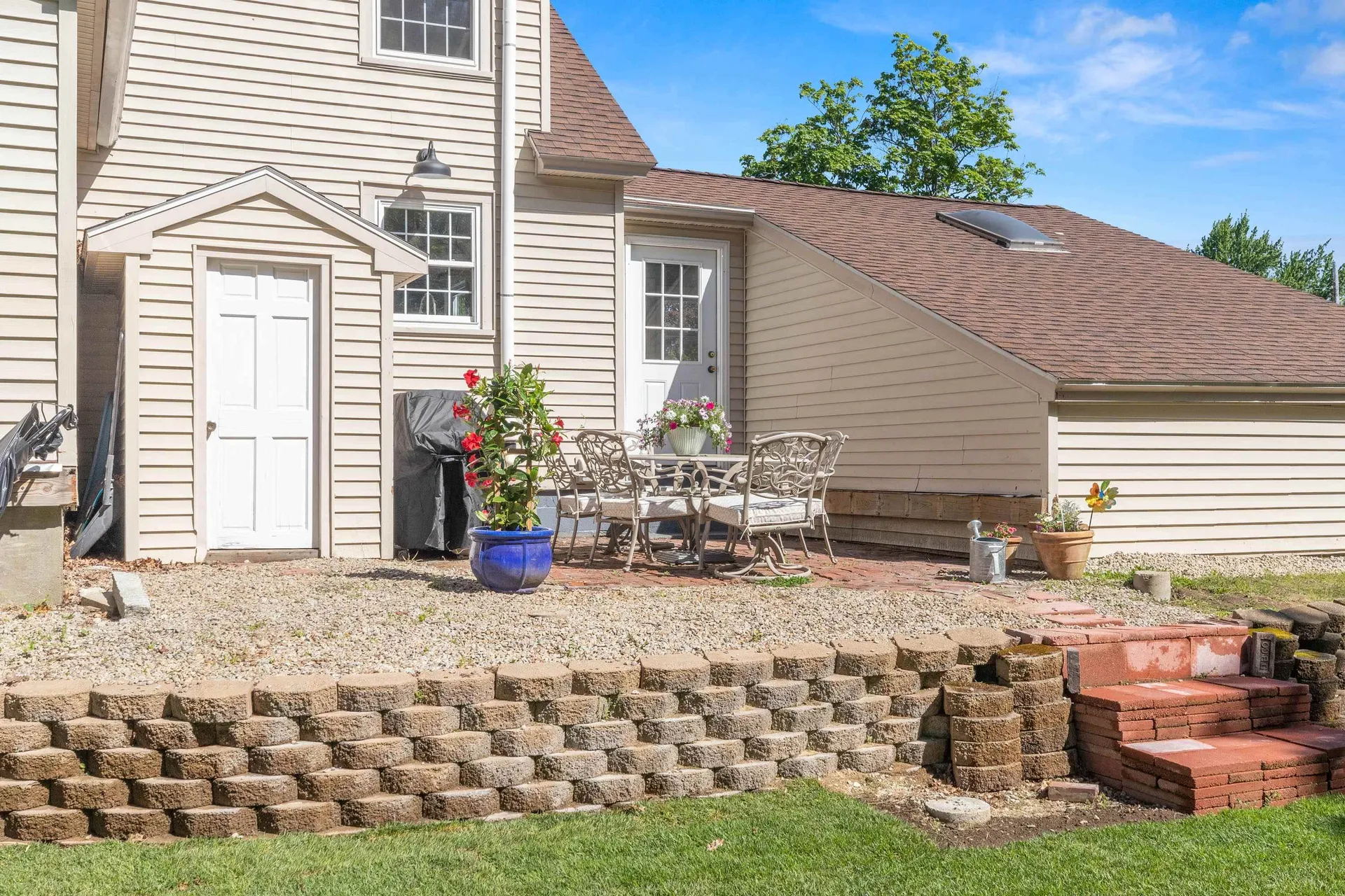 17 Oakwood Street Hudson NH 03051