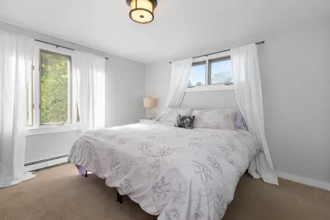 17 Oakwood Street Hudson NH 03051