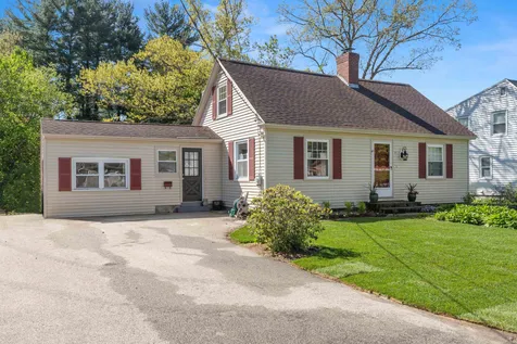 17 Oakwood Street Hudson NH 03051