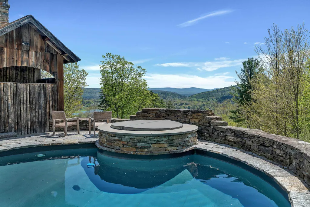 271 Baker Turn Hartford VT 05059