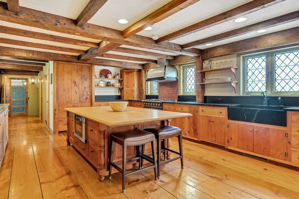 271 Baker Turn Hartford VT 05059