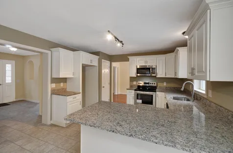 73 Hall Road Londonderry NH 03053