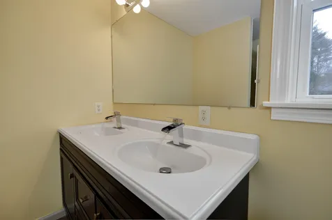 73 Hall Road Londonderry NH 03053