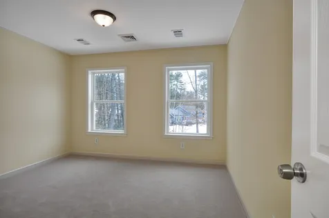 73 Hall Road Londonderry NH 03053