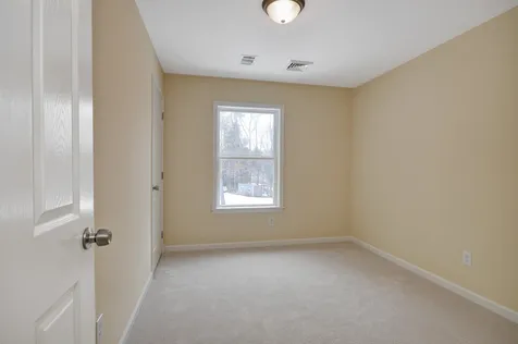 73 Hall Road Londonderry NH 03053