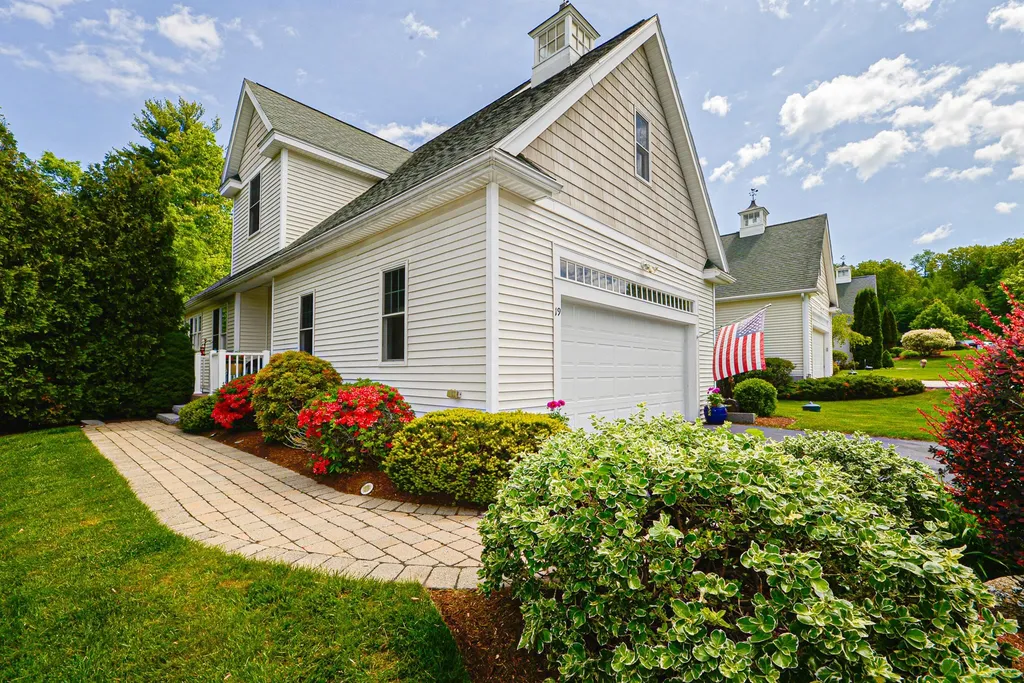 19 Crockett's Way Stratham NH 03885