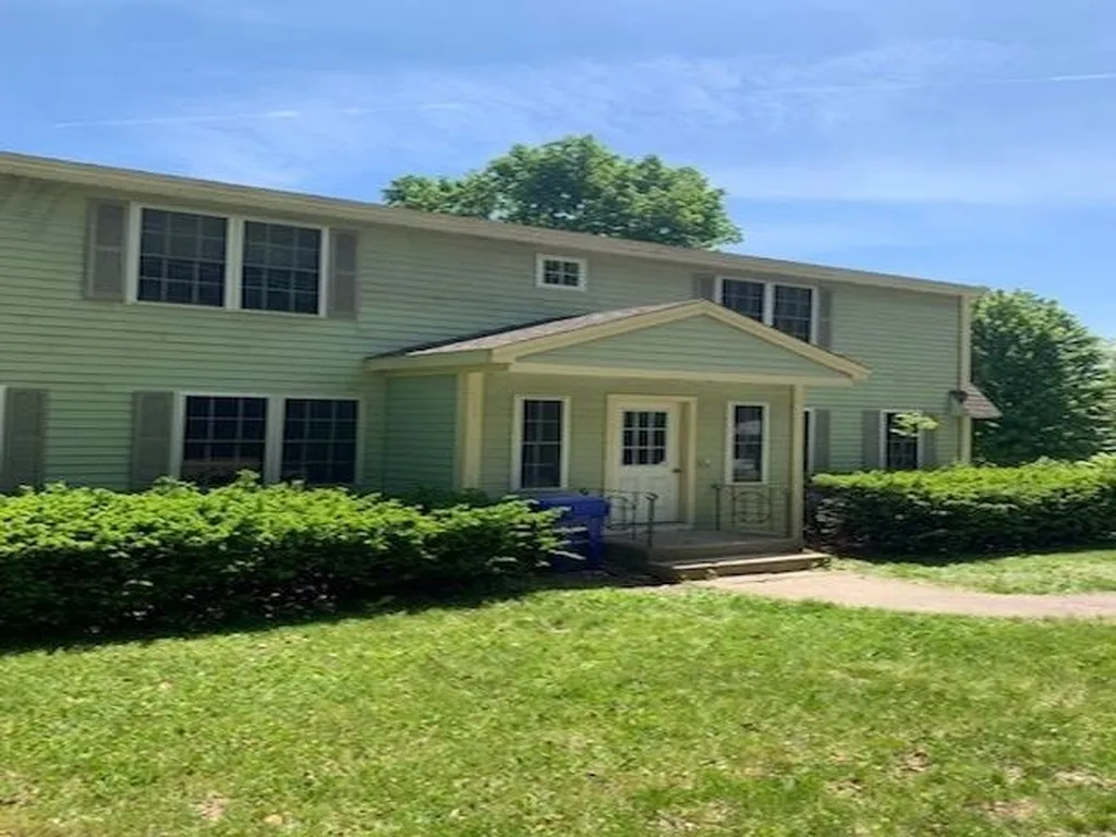 843/845 Mammoth Road Manchester NH 03104