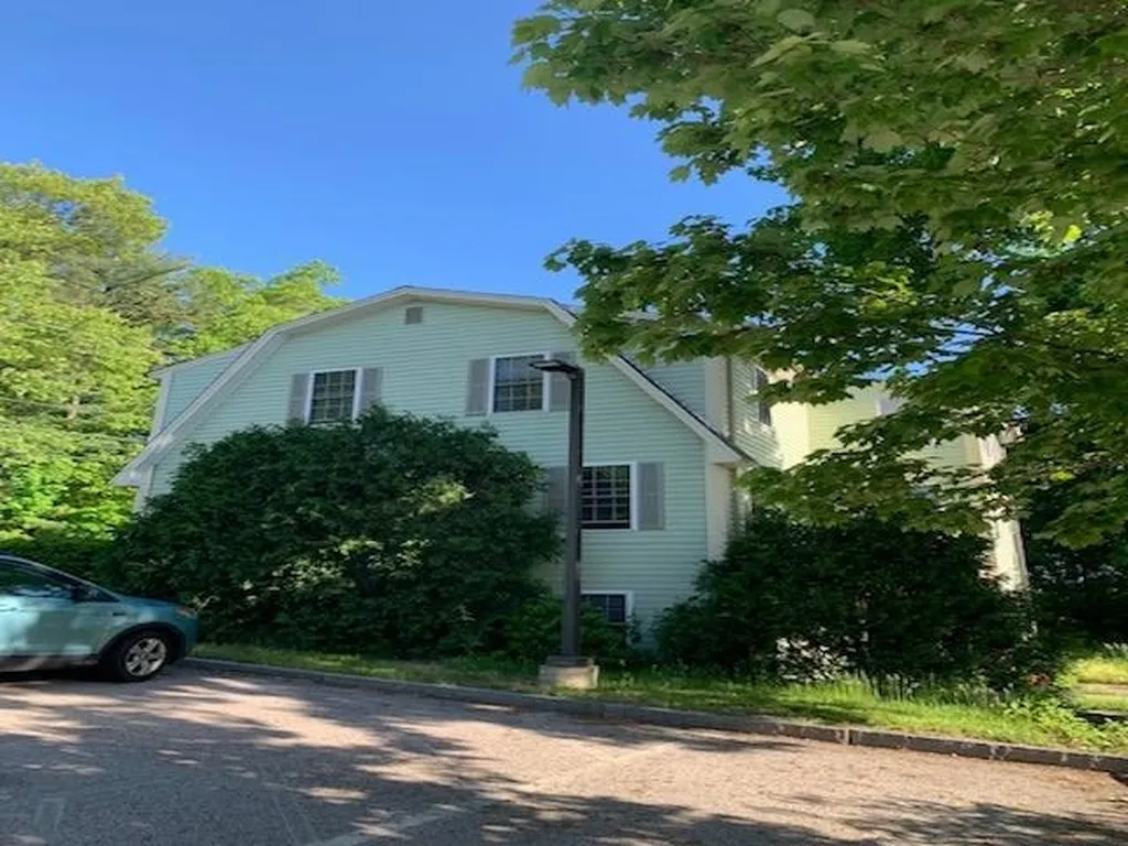 843/845 Mammoth Road Manchester NH 03104