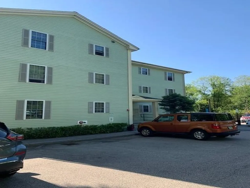 843/845 Mammoth Road Manchester NH 03104