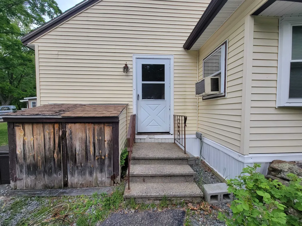 4 Cheryl Street Nashua NH 03062