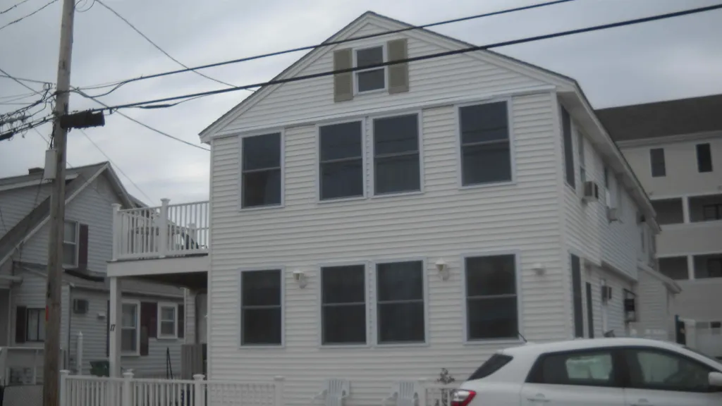 17 J Street Hampton NH 03842