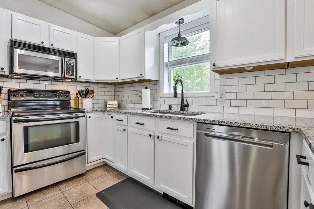 44 Hood Road Brookline NH 03033