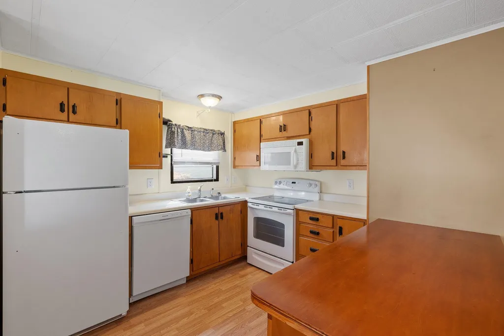 18 Brook Circle Loudon NH 03307