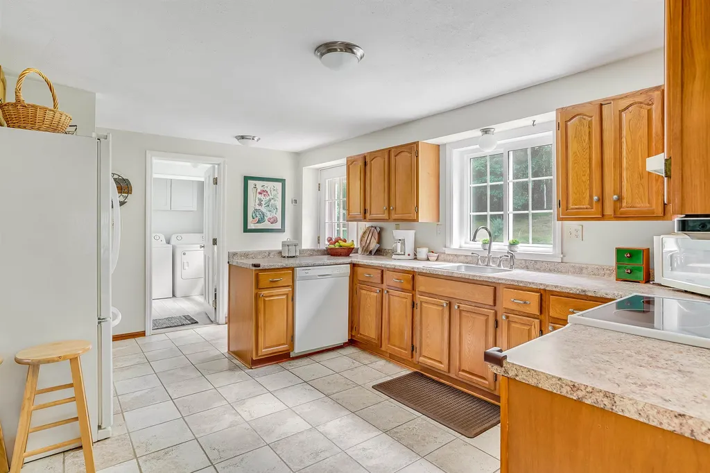 14 Hemlock Street Londonderry NH 03053